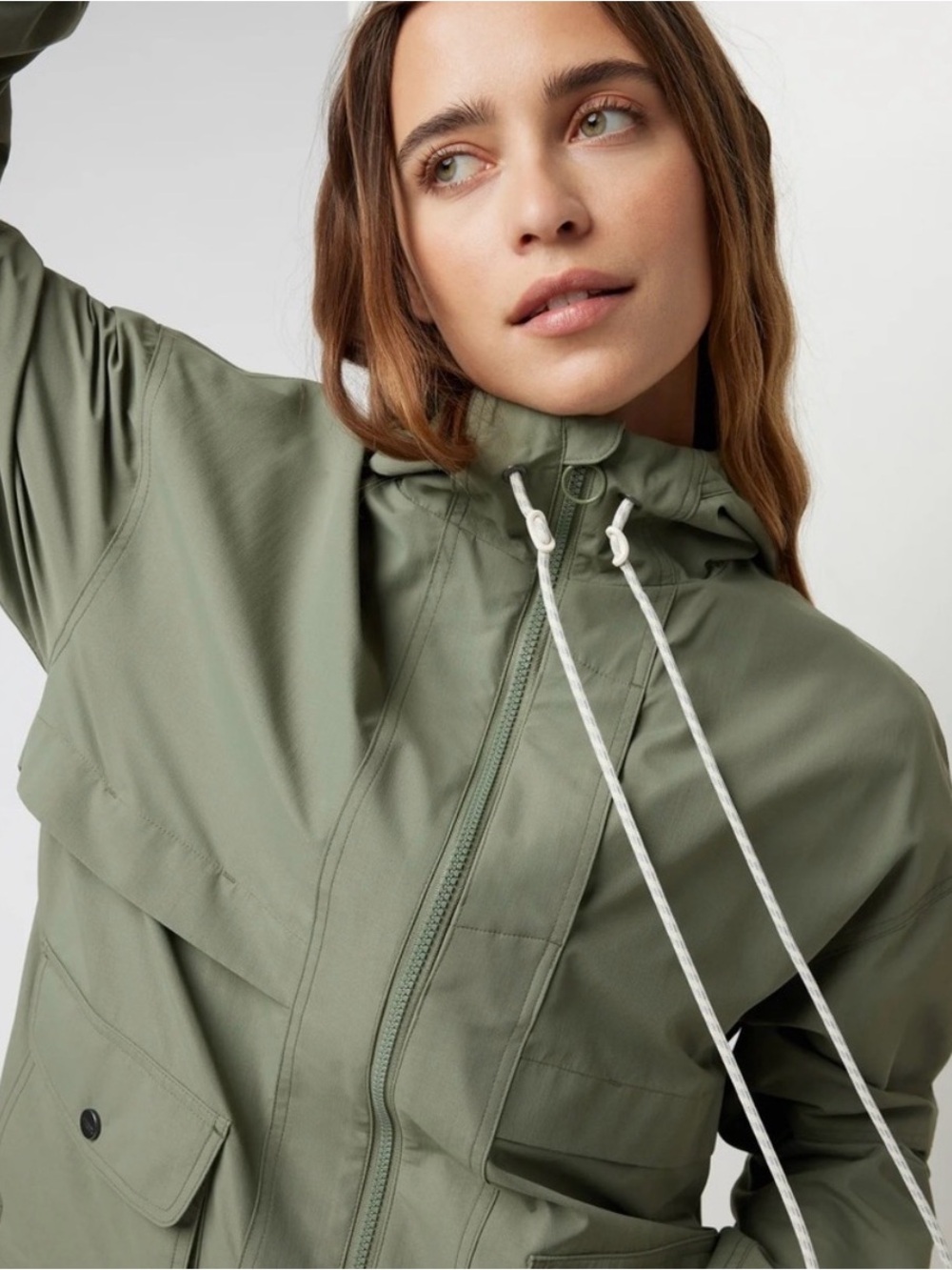 Vuori Elijo Women's Rain Jacket in Pistachio - Picture 2 of 9